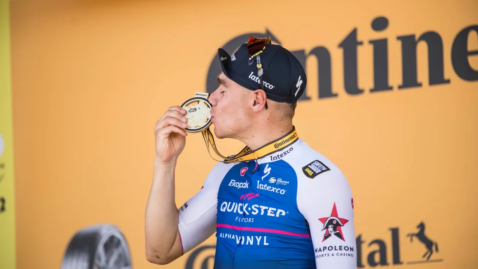 Fabio Jakobsen vann etapp två av Tour de France efter en spurtstrid.