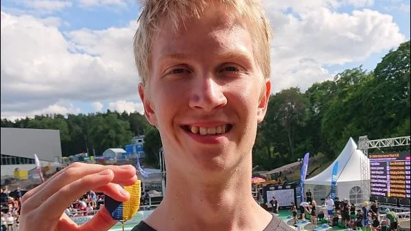 Elias Alm gjorde det igen under SM. Luleåsimmaren slog ett präktigt svensk rekord på 100 meter frisim.