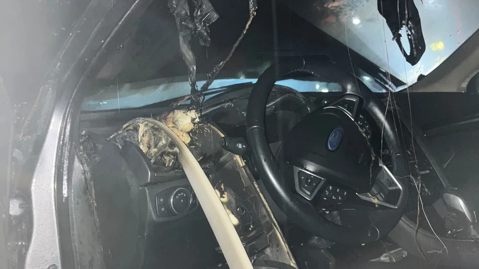 Johan Nilssons bil träffades av blixten under natten till fredagen. Nu är halva taket och instrumentbrädan helt förstörda. "Försäkringsbolaget säger att det bara är att skrota den" 