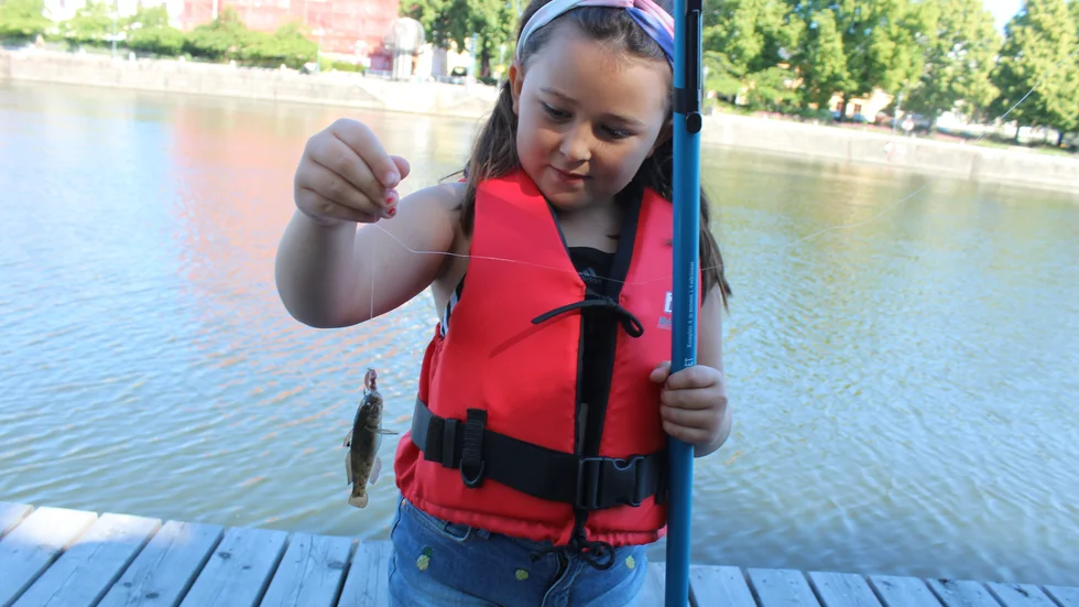 Hedda Johansson, 7, lyckades fånga den här fisken i Strömmen. Och en liten fisk, är ju också en fisk!