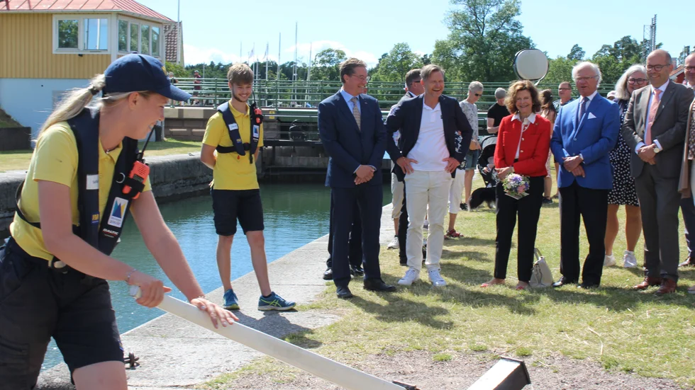 Kanalvärdarna Sofia Palaky och Jakob Westergren visade kungaparet hur den handvridna slussen fungerar. "Det var häftigt. Man blir ju lite nervös", säger Sofia efter visningen.
