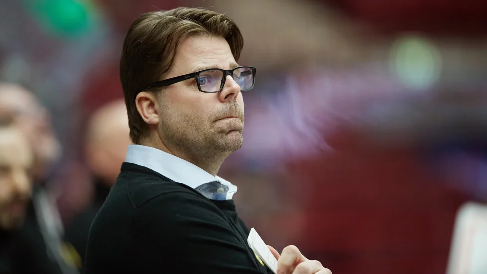 Brynäs hissar Ove Molins vepa i taket. Arkivbild.