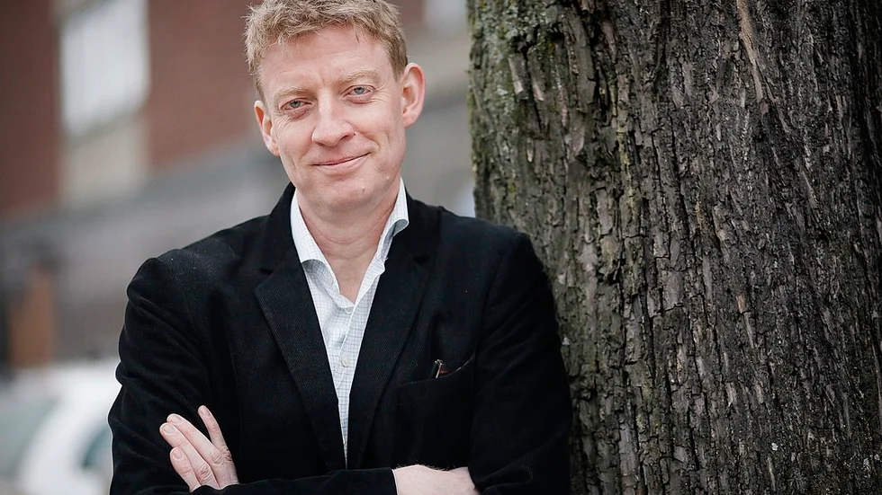 Jesper Bengtsson regisserar när Kolhusteatern i Hälleforsnäs sätter upp musikalen "Familjen Addams". Föreställningen har premiär den 21 juli.