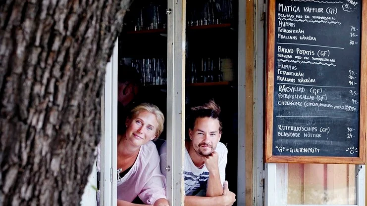 Louise Siewertsen driver sommaröppna Kaffe Å tillsammans med sin pojkvän Fredrik "Frallan" Hedenström. De vill gärna fira våffeldagen och håller öppet i dag. - Vi drar igång klockan 11. Mellan 20.30-21.30 firar vi Earth hour genom att släcka ner och lyssna på Frallan som trubadurar, säger Louise.