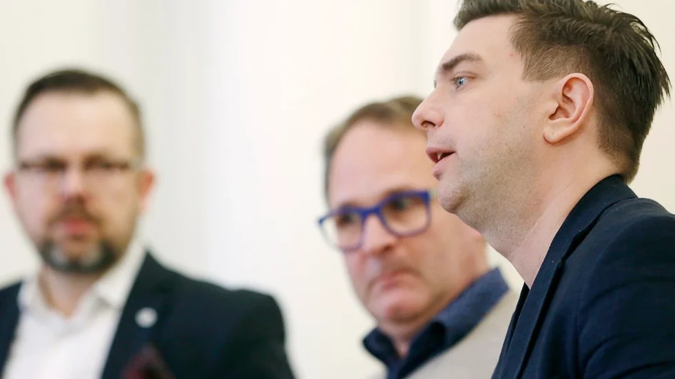 Jari Puustinen, ordförande i barn- och utbildningsnämnden (M), hans partikamrat Göran Gredfors, som är ordförande i socialnämnden och Jimmy Jansson, kommunstyrelsens ordförande (S).
