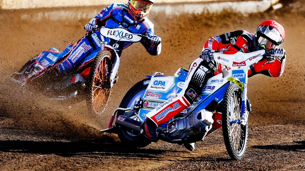 Pontus Aspgren i röd huva är på väg att fixa en av tre heatsegrar mot Vetlanda.