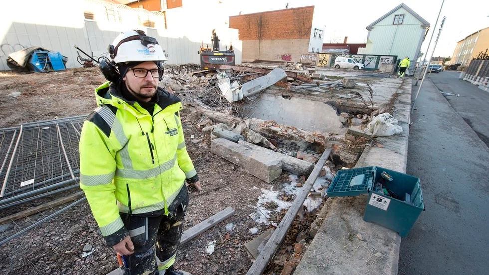 Åtta år efter branden inleds nu byggnationen på Värsantomten. Platschef John Karlsson och hans kollegor på entreprenören Tegelstaden får ägna de första tre veckorna åt rivning och sanering.