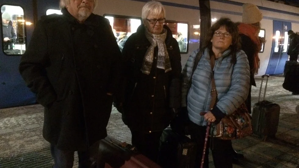 Hugo Renström, Marie-Louise Lindgren och Kerstin Falk var på väg från Värmland mot Stockholm med SJ-tåget när de blev tvungna att kliva av i Gnesta. De har väntat sedan halvtre på eftermiddagen och vet inte hur länge de blir kvar.