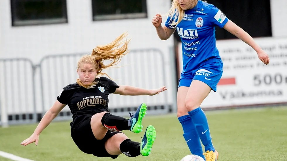 Fiona Brown var ofta på dribblingshumör mot Göteborg. Här är ett av de exemplen när stackars Savannah Levin ser ut att ha blivit grundlurad av den tekniska skotskan.