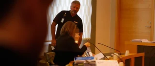 42-åringen i tårar i rätten – frågades ut om pojkvännen och mördade pappan