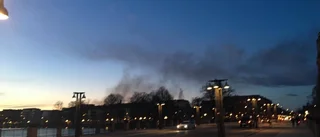Här ger sig brandmännen in i brinnande källare i Eskilstuna