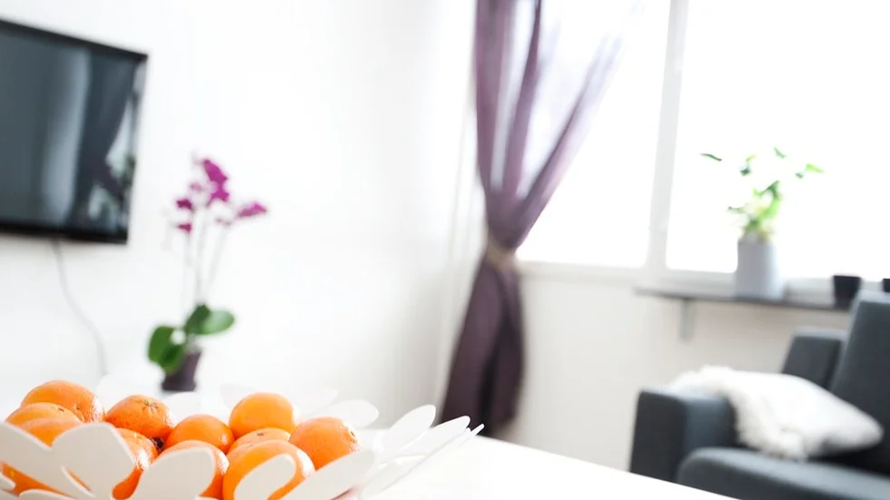 Anton har Down syndrom och bor på gruppboende. Han lever på existensminimum och kan inte få försörjningsstöd, vilket hans familj tycker är helt fel. Foto: Amelie von Essen.