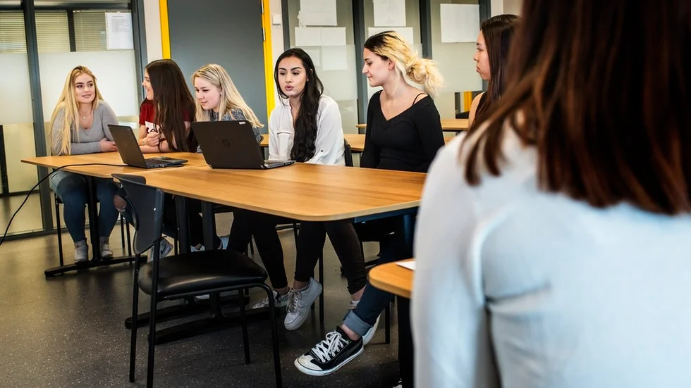 Några av medlemmarna i "Sisterhood" som arrangerade läxhjälp för elever som läser introduktionsprogrammet på Prins Wilhelmgymnasiet.