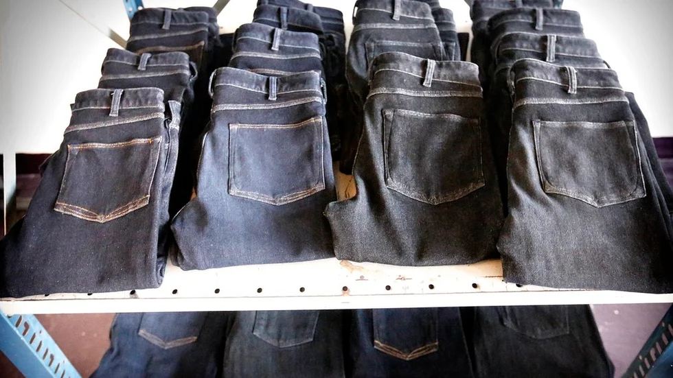 Materialet i jeansen består av ekologisk bomull och återvunnen polyester. Tillverkningen sker på Mauritius och den första kollektionen görs i fyra olika modeller.