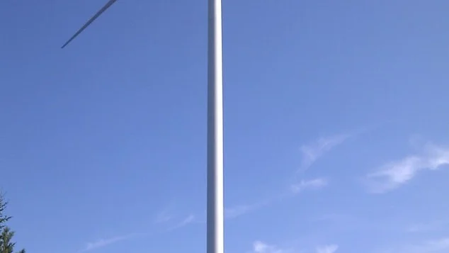 185 meter högt vindkraftverk i småländska Lemnhult med en Volvo V70 vid foten som skala.