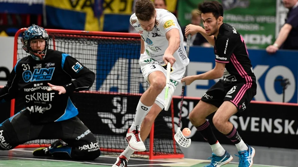 Omar Aldeeb (till höger) i Faluns tröja i SM-finalen. Nästa säsong bär han den redan från första omgången.