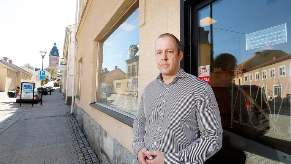 Christoffer Sonesson är begravningsvärd på Strängnäs begravningsbyrå. Han ser en rad nackdelar med att bårhuset i Strängnäs ska stänga.