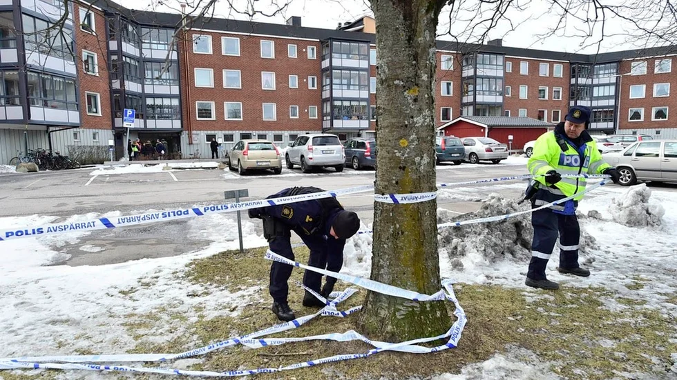 Ett större område har spärrats av vid Sjögatan efter händelsen.
