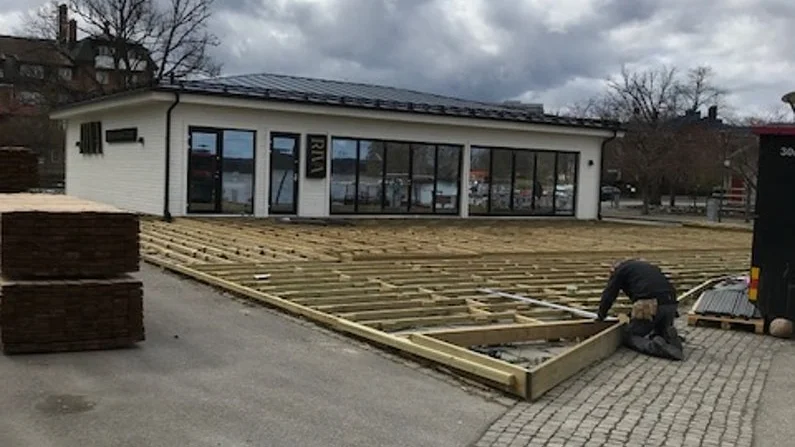Terrassen på Riva i Västerviken blir antagligen klar efter det att den nygamla restaurangen slagit upp portarna, vilket torde ske inom 14 dagar.