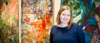 Malin Westin visar måleri på Culturum