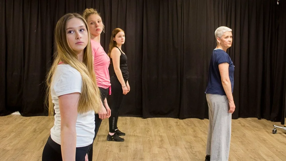 Rebecca Norin, Alice Eriksson och Emma Axelsson är tre av sex dansare i gruppen som tillsammans med läraren Susanne Carlsson Ström repeterar inför föreställningen "Kram".