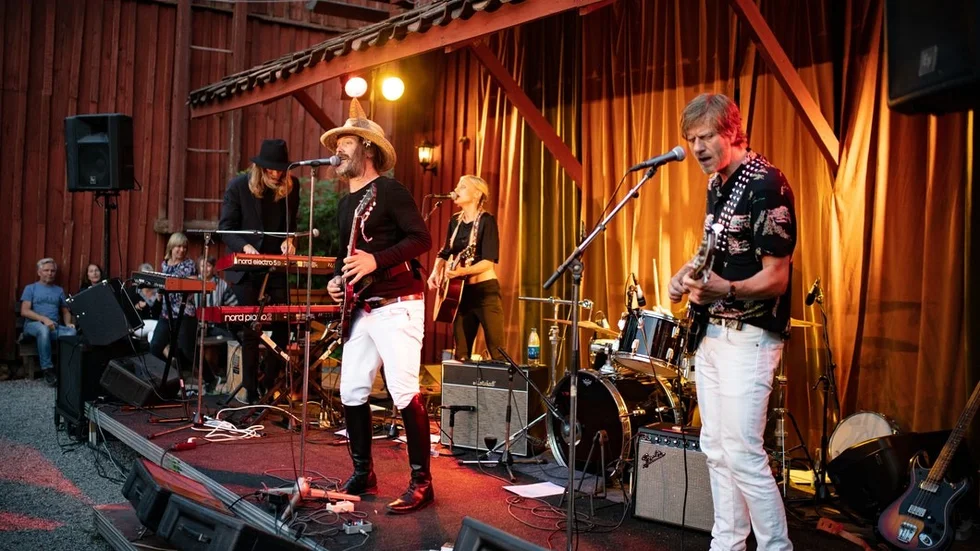 Skickliga musiker backar upp Niclas och bidrar till en härlig kväll.