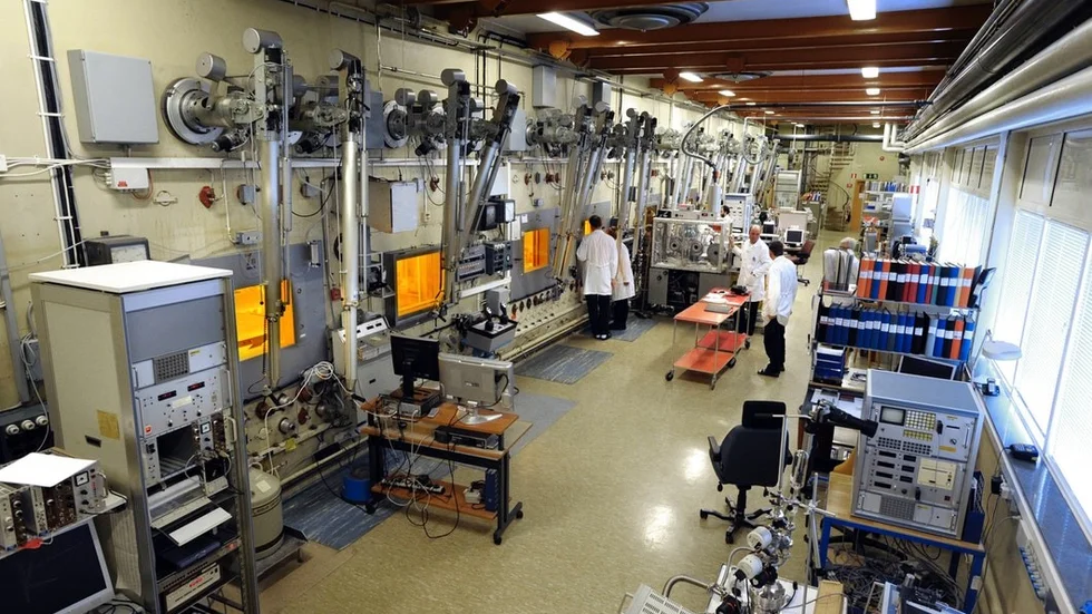 Hotcell-laboratoriet på Studsvik består av små utrymmen med tjocka betongväggar där olika försök med radioaktiva material kan göras. Vid incidenten förra året gjorde brandsläckningssystemet så att radioaktivitet kom ut i lokalen, något som är oacceptabelt, enligt Strålsäkerhetsmyndigheten.