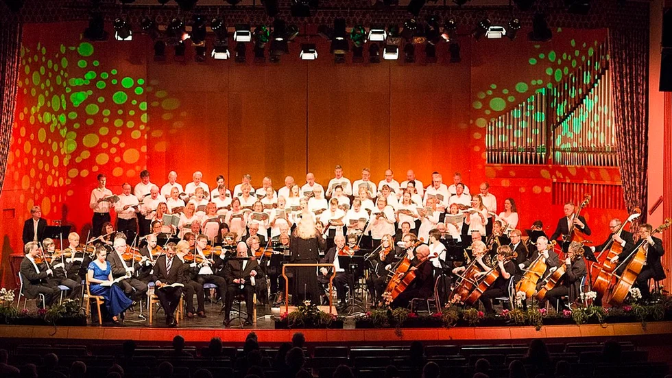 Katrineholms symfoniorkester, här tillsammans med kammarkören i en konsert i Tallåsaulan förra året, hoppas på ökat ekonomiskt stöd från Katrineholms kommun.