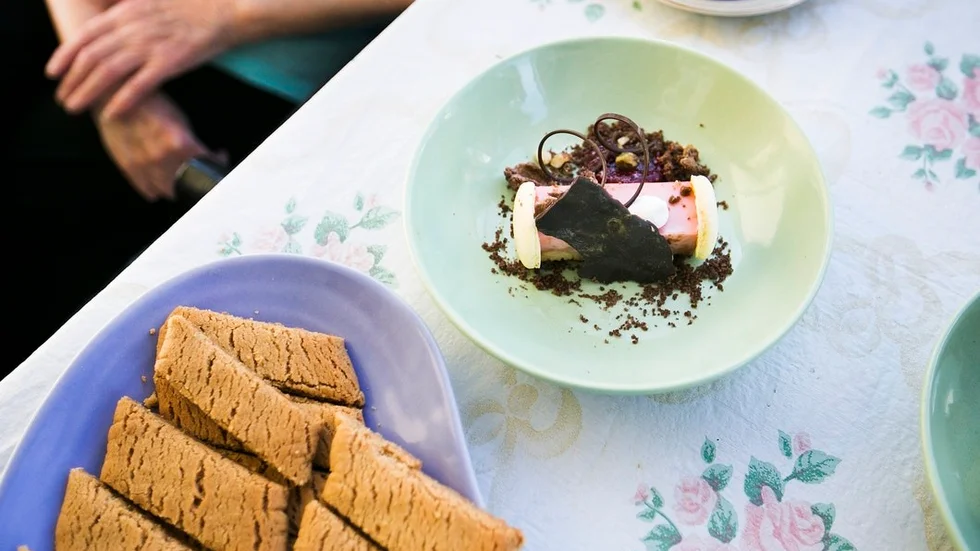 Kolakakor är Mickes favoritkakor. Fräsch dessert med smak av hallon och chokladjord. Recept finns på webben.