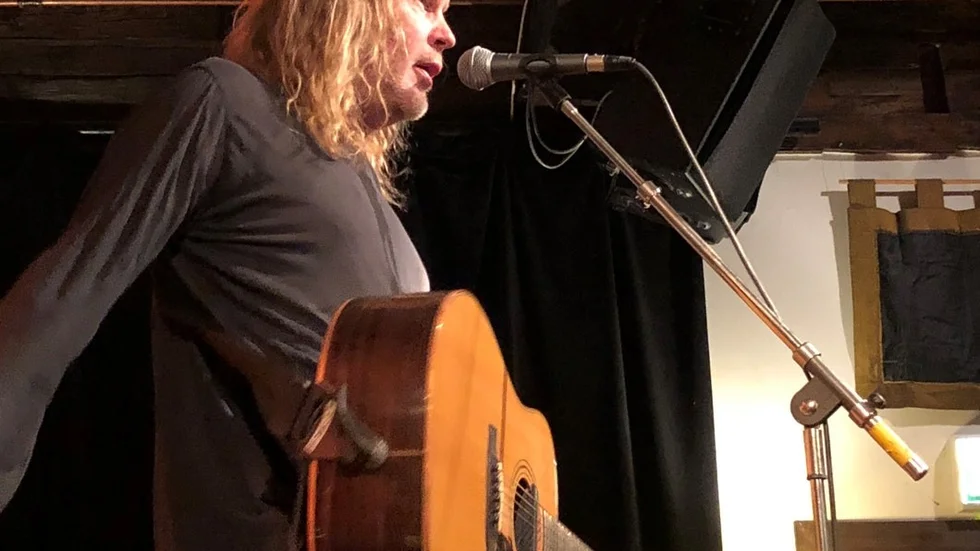 Det råder ingen tvekan om att Skottvångpubliken kunde sin Hellstrand och musikern själv stortrivdes på scenen på Skottvång