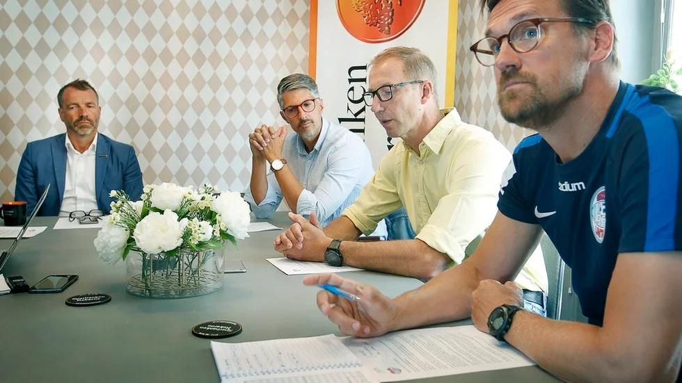 Timo Haavisto, vice vd på Sparbanken Rekarne, Emre Gürler och Tommy Svensson, medlemmar i Eskilstunas Uniteds styrelse samt huvudtränaren Magnus Karlsson medverkade alla på presskonferensen.