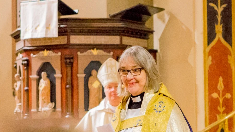 Biskop Johan Dalmans välkomnande ord och ceremonin vid onsdagens kyrkomässa mottog Anna Jarl formellt som Katrineholmsbygdens församlings nya kyrkoherde.