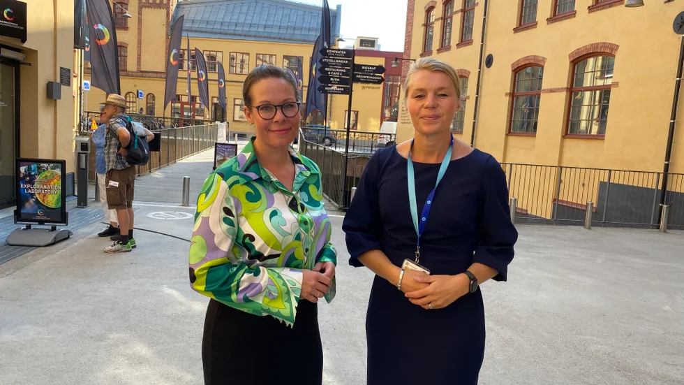 Det är viktigt att ta krafttag för att kvinnor födda utanför Europa ska bryta utanförskapet och integreras i Sverige, menar Maria Malmer Stenergard, migrationspolitisk talesperson för Moderaterna, här med oppositionsrådet Sophia Jarl (M), vid besöket i Norrköping.