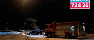 Misstänkt anlagd bilbrand – ruta krossad