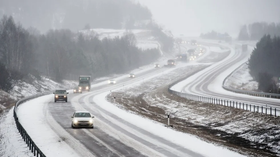 Söndag är en stor resdag i år och just då väntas frosthalka till följd av sjunkande temperaturer. Trafikverket uppmanar till lugn på vägarna, speciellt hårt belastade E4.