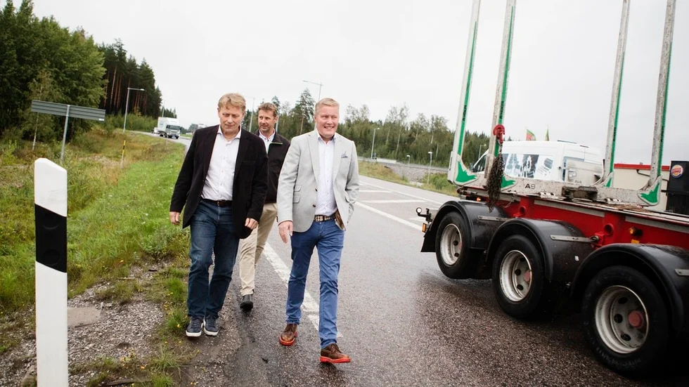 "Det blir tillskott på handelsytor här också", säger Mats Lundevaller (mitten), mark- och exploateringschef, här tillsammans med samhällsbyggnadschefen Stefan Jansson (till vänster) och Thomas Hansen, ägare till CT Development, vid platsen för det planerade truckstoppet.