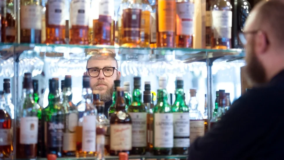 Andreas Wallgren älskar sprit och har köpt in massor med olika spritsorter till baren på hotellet, främst whisky.