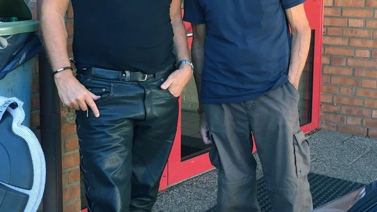 Jag och Ten Years Afters basist Colin Hodgkinson hade ett trevligt samtal om musik och motorcyklar på hotellet.