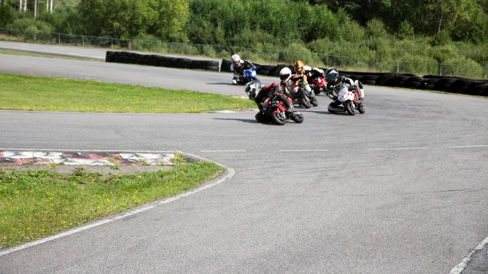 Det surras som vore det en mycket uppretad bisvärm ute vid Vallas gokartbana under lördagen. Men det är bara de små minimotorcyklarna som öser på runt banan.