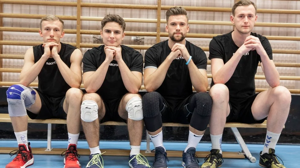 Hannes Olofsson, Gustav Wessberg, Max Regitnig och Axel Qvarnström har fått en viss vana att nöta bänk, men de väntar bara på att få chansen, då tänker de ta den. Precis som deras polare Chris Kalfic gjorde häromveckan, men han hade tyvärr drabbats av nackspärr när vi skulle ta den här bilden. Foto: Tomas Nilsson