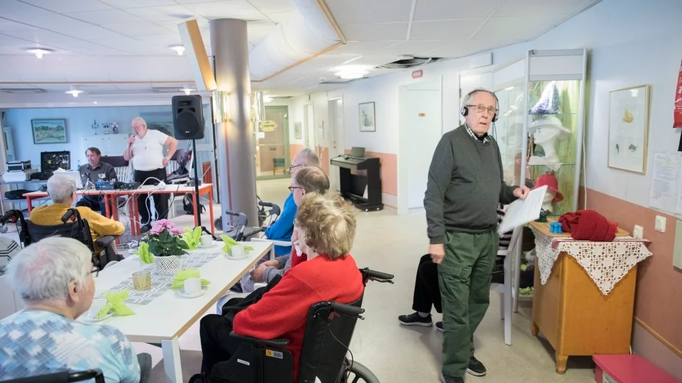 Katrineholms rundradio sände programmet "Önsketimmen" från Strandgårdens äldreboende. Yngve Larsson står beredd, och vid teknikbordet Tord Jönsson och Peter Engström.