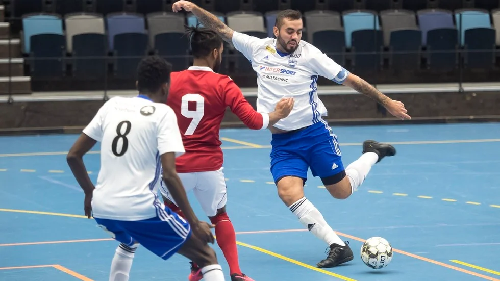 Lagkaptenen Mikael Meza spelade första halvlek innan han tvingades kasta in handduken. Han hade som stora delen av laget drabbats av förkylning med febertoppar.