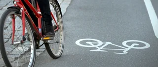 Cyklist slog kvinna i huvudet