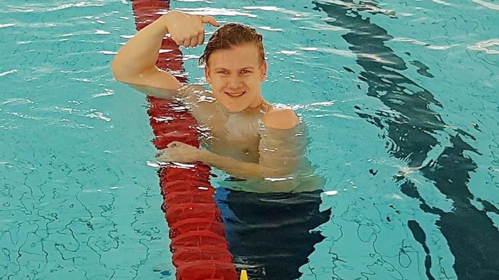 I april låg personliga rekordet för Emil Kernen på 200 meter rygg på 2,16. Nu sju månader senare är han 14 sekunder snabbare och på god väg att glida under två minuter.