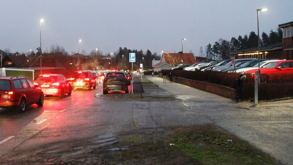 Gatan utanför Finningeskolan är minst sagt vältrafikerad varje vardagsmorgon mellan 07.45 och 08.00.