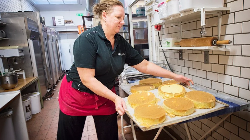 Helen Karlsson, som driver Ohlsons brödbod i centrala Nyköping, är upprörd över hur Nyköpings kommun agerar så att konkurrensen snedvrids. En restaurangägare fick till exempel soppslevar, utemöbler och inventarier för en miljon kronor och ett nyrenoverat hus samt en väldigt låg hyra. Hon är inte ensam om sin kritik.