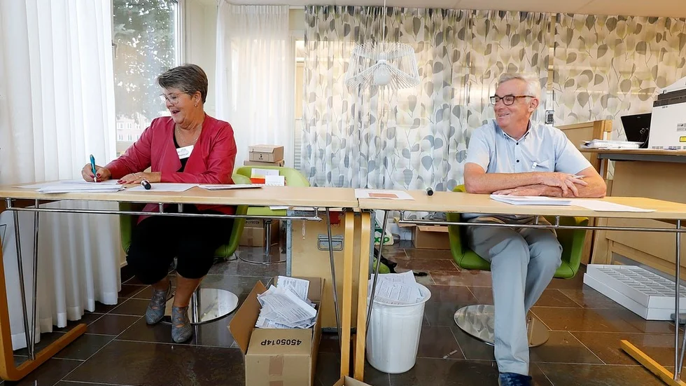 Monica Rytterlund och Peter Birksten var ett par av valarbetarna i kommunhuset på fredagen. Efter att väljarna har gjort sina val bakom skärmarna lämnas valkuverten över till duon.