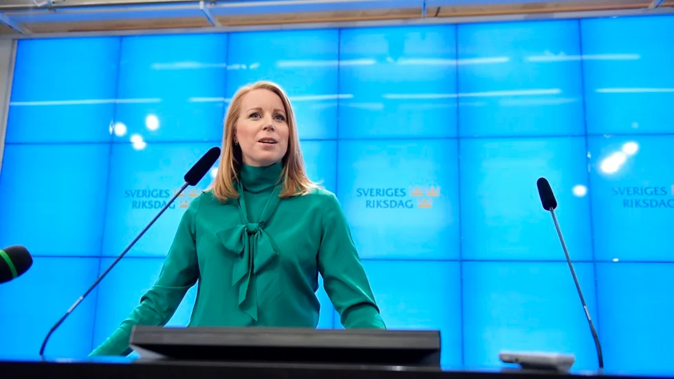 Annie Lööf samtalar inte med SD och V med motiveringen att partierna är lika extrema med ett mörkt förflutet. Men Centerpartiet har egna ”lik i sin garderob”, skriver Rolf Waltersson.