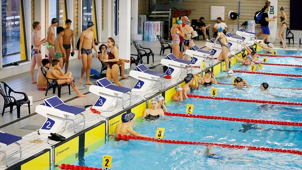 Nästan 500 simmare stod tillsammans för runt 3 000 starter i Munktellbadet.