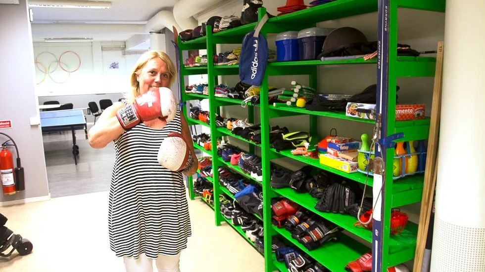 Annika Karlsson hyllar Katrineholms proffsboxare Simon Engström som skänkt 13 par av sina begagnade boxhandskar.